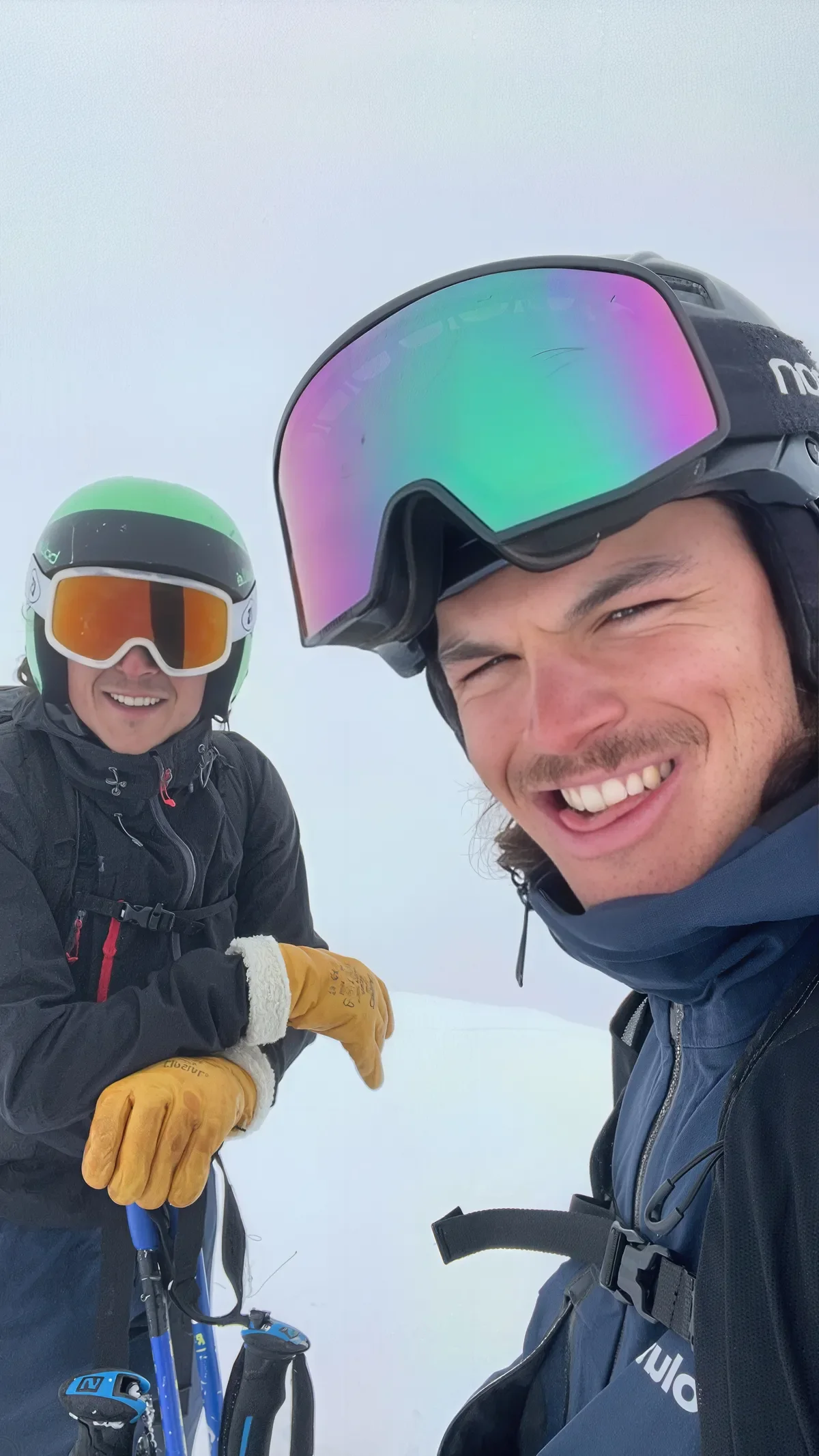 Ascension alpine intensive en coaching privé avec piolets sur une arête vertigineuse