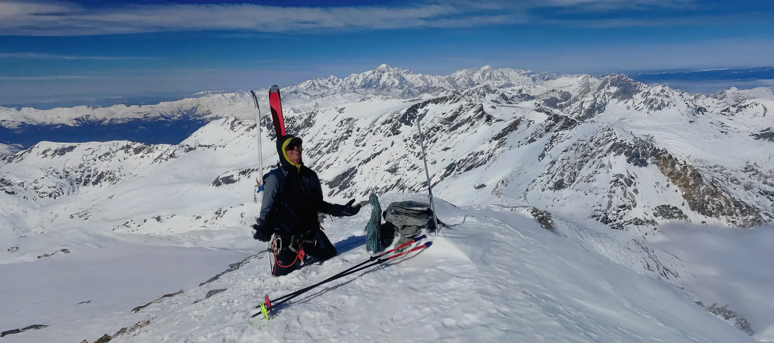 Elie Garcin, moniteur de ski expert, contemplant le panorama exceptionnel des 3 Vallées depuis un sommet enneigé