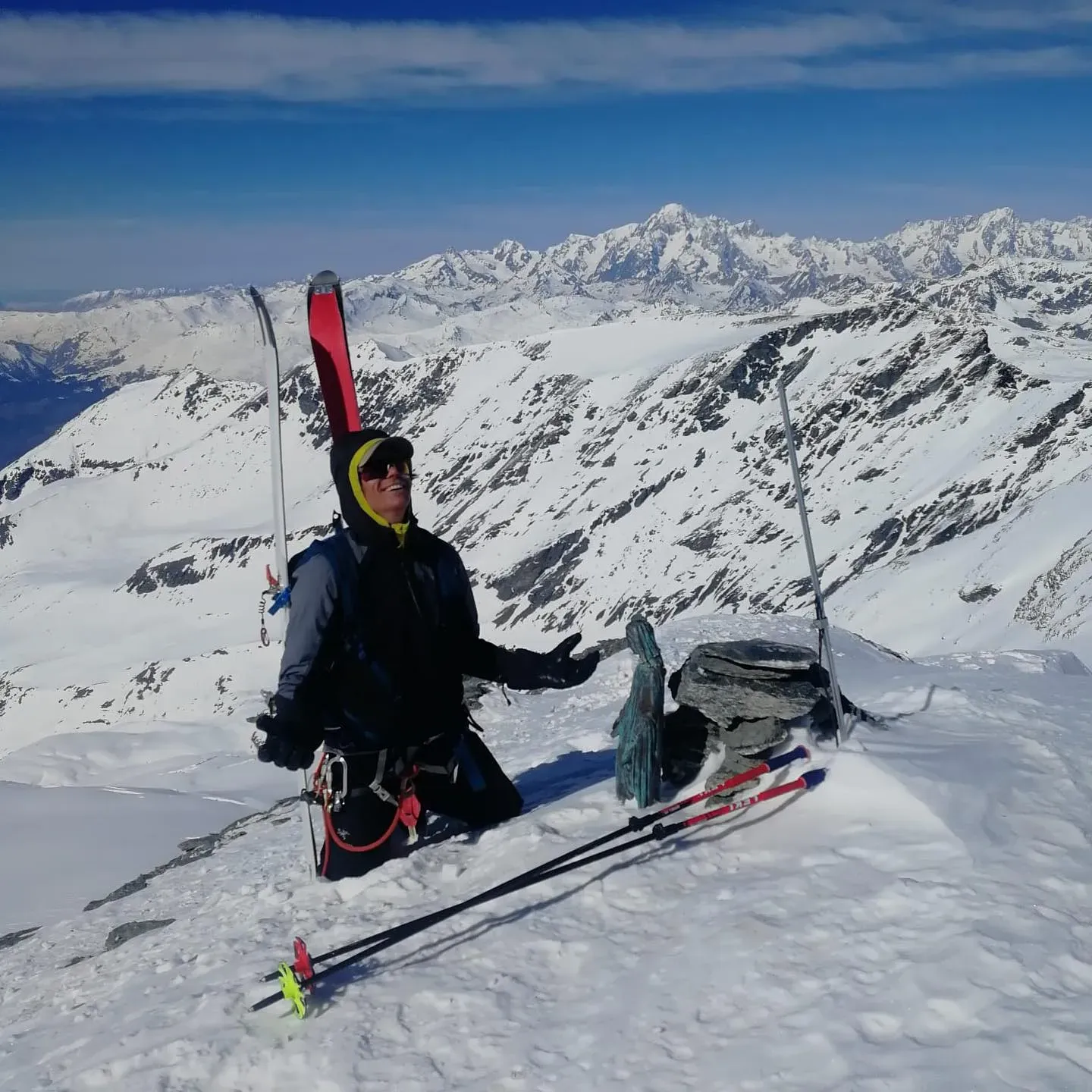 Elie Garcin, moniteur de ski expert aux 3 Vallées, au sommet de Meribel sous un soleil radieux