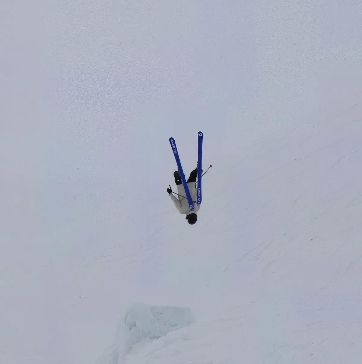 Saut freeride impressionnant en ski dans la poudreuse des 3 Vallées