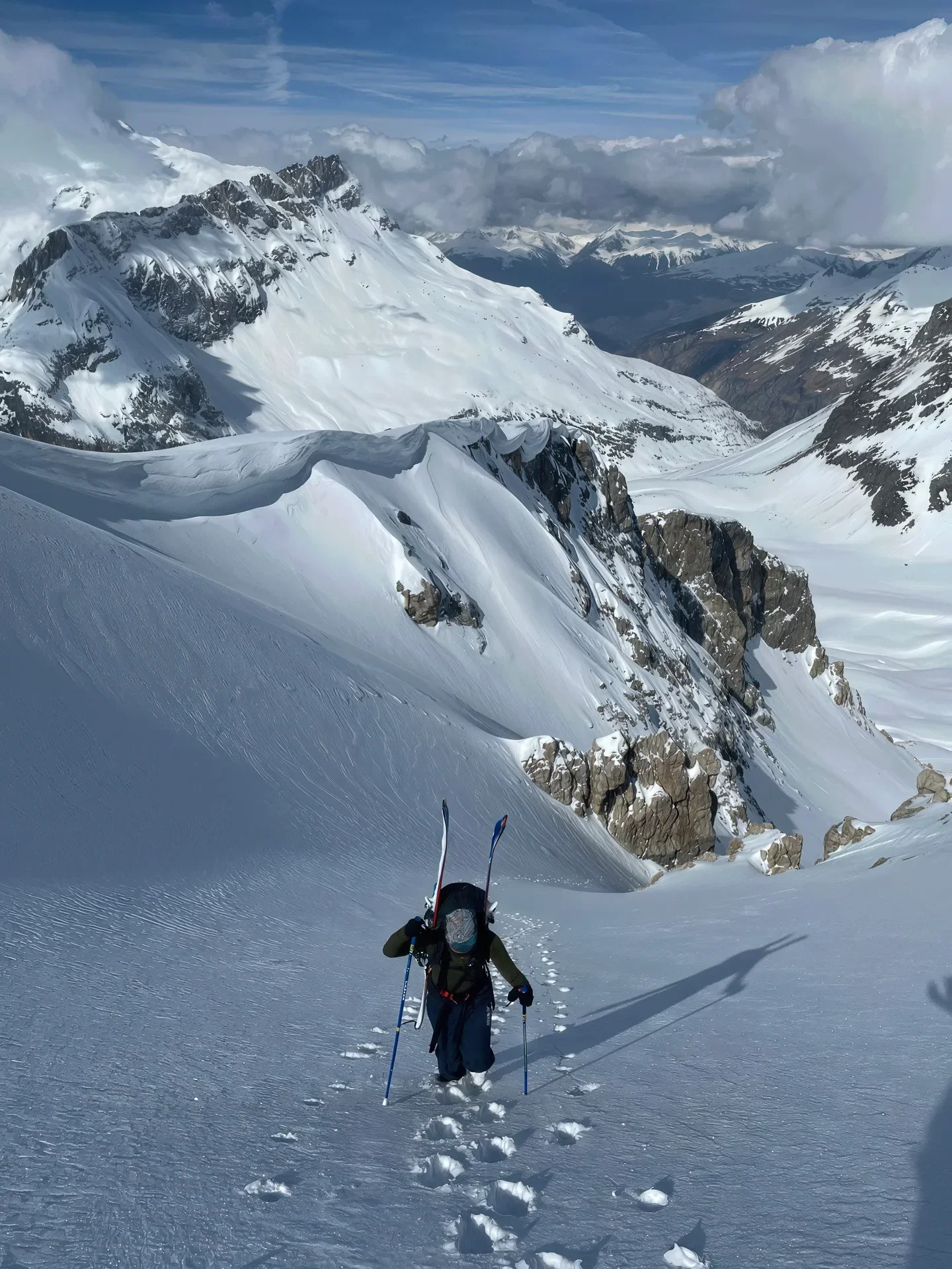 Paysage montagneux spectaculaire avec mer de nuages dans les Alpes, vue panoramique
