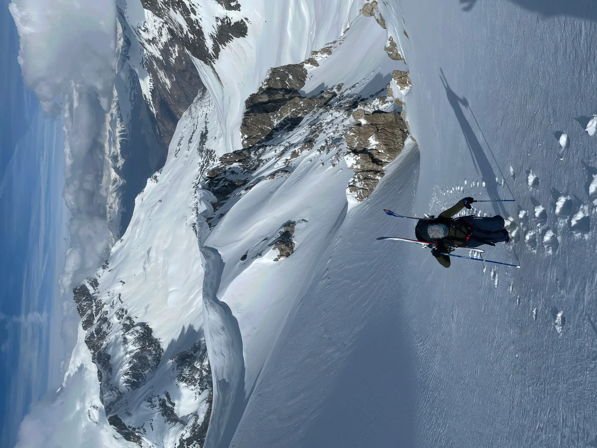 Paysage montagneux spectaculaire avec mer de nuages dans les Alpes, vue panoramique